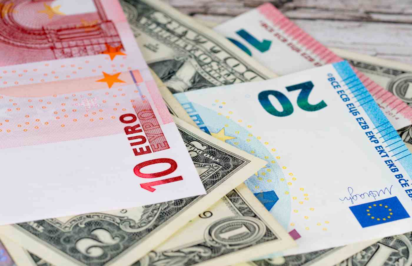 L'euro au plus bas depuis deux ans face au dollar